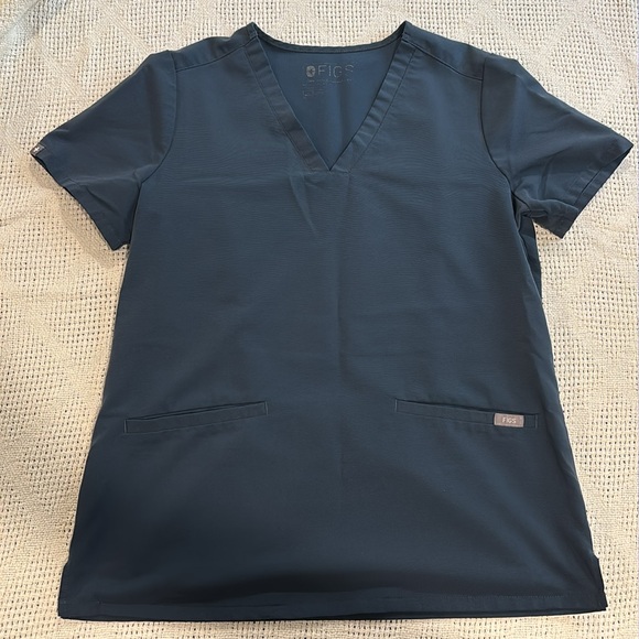 Figs Casma Three-pocket scrub top in Dark Harbor, size small - Picture 3 of 5